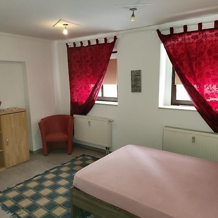 Halle, Top -Preise, 79 Qm Sd Fewo, Eg, Wahlweise Mit 1- 3 Dz, Tv Lounge, Kueche, Bad Wc Einfach Und Gut, Langzeitmieter Vb Preise Halle  Kültér fotó