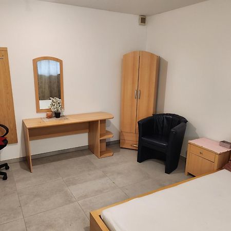 Halle, Top -Preise, 79 Qm Sd Fewo, Eg, Wahlweise Mit 1- 3 Dz, Tv Lounge, Kueche, Bad Wc Einfach Und Gut, Langzeitmieter Vb Preise Halle  Kültér fotó
