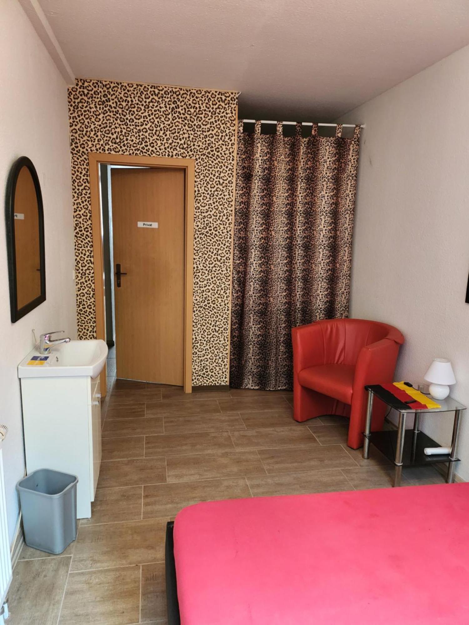 Halle, Top -Preise, 79 Qm Sd Fewo, Eg, Wahlweise Mit 1- 3 Dz, Tv Lounge, Kueche, Bad Wc Einfach Und Gut, Langzeitmieter Vb Preise Halle  Kültér fotó