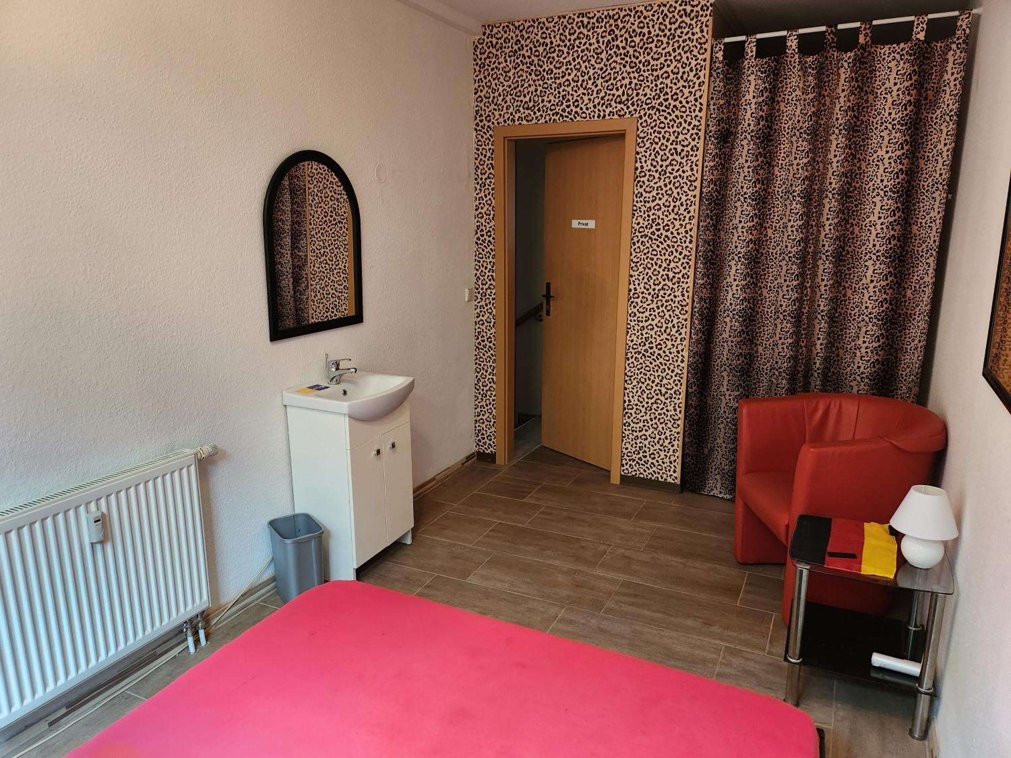 Halle, Top -Preise, 79 Qm Sd Fewo, Eg, Wahlweise Mit 1- 3 Dz, Tv Lounge, Kueche, Bad Wc Einfach Und Gut, Langzeitmieter Vb Preise Halle  Kültér fotó