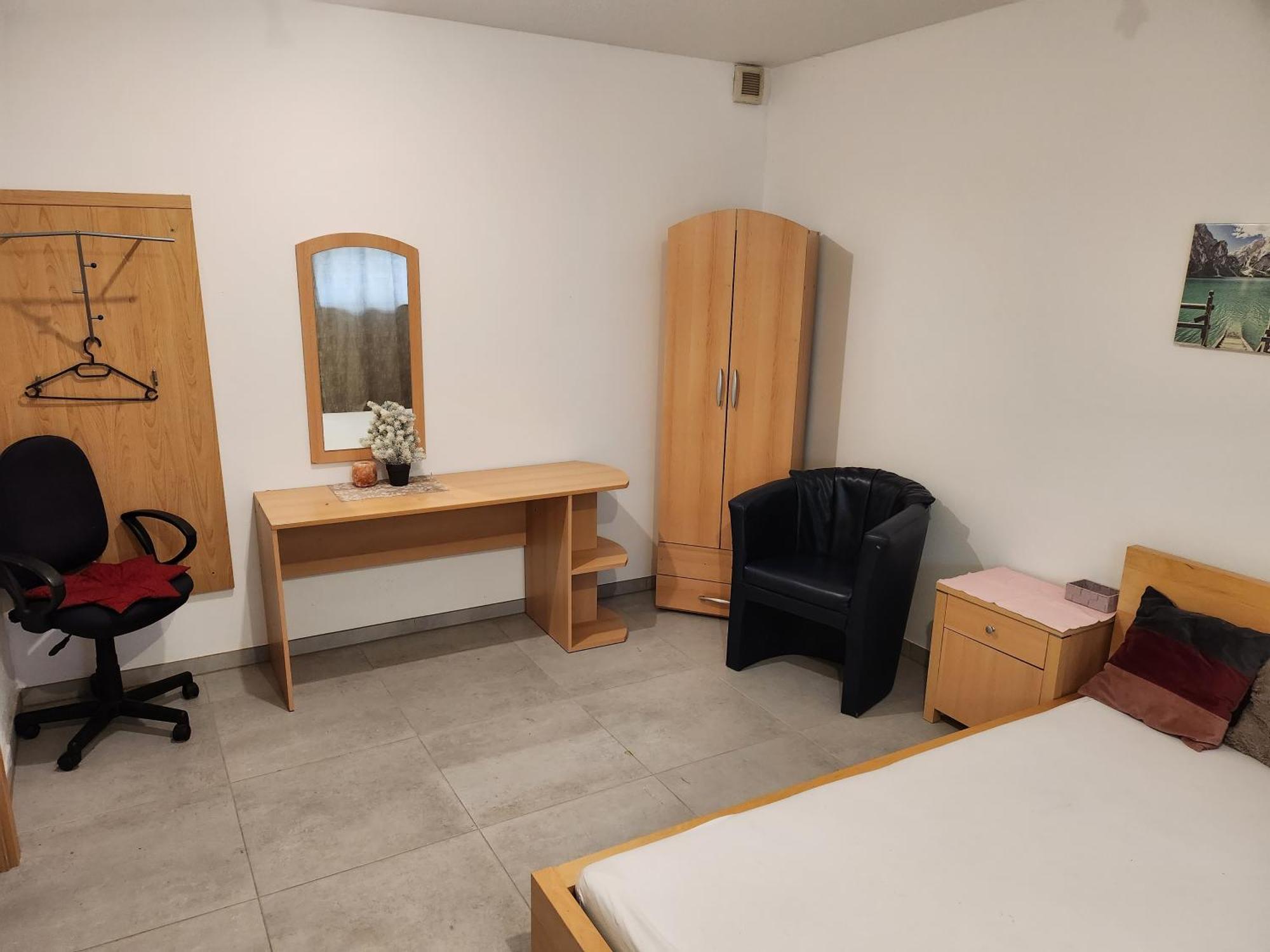Halle, Top -Preise, 79 Qm Sd Fewo, Eg, Wahlweise Mit 1- 3 Dz, Tv Lounge, Kueche, Bad Wc Einfach Und Gut, Langzeitmieter Vb Preise Halle  Kültér fotó