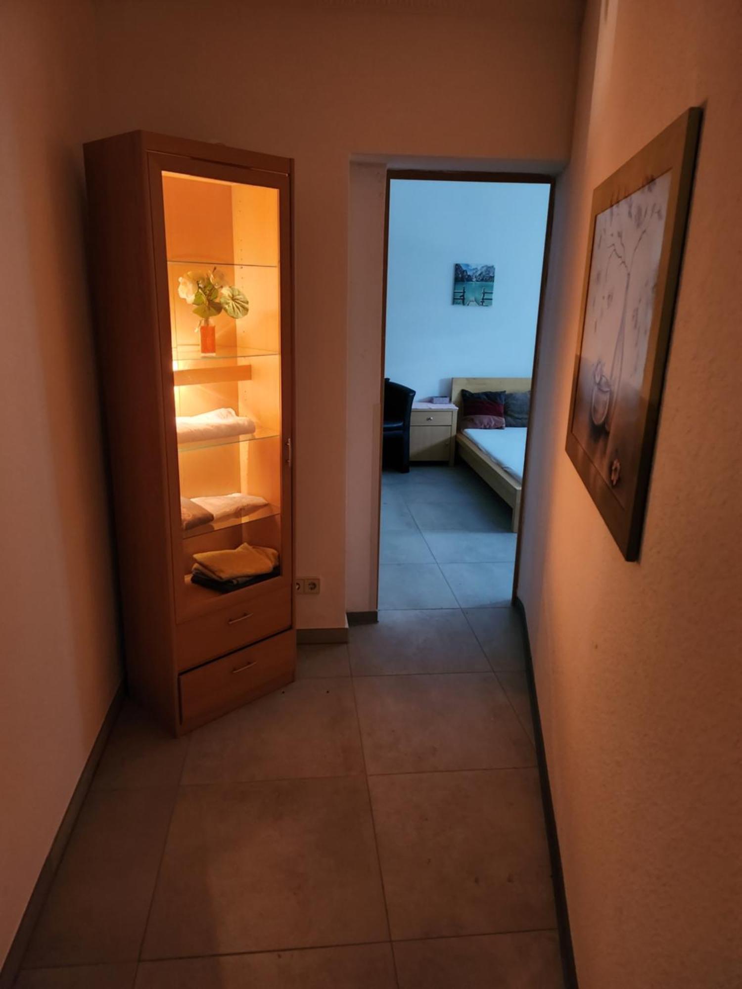 Halle, Top -Preise, 79 Qm Sd Fewo, Eg, Wahlweise Mit 1- 3 Dz, Tv Lounge, Kueche, Bad Wc Einfach Und Gut, Langzeitmieter Vb Preise Halle  Kültér fotó
