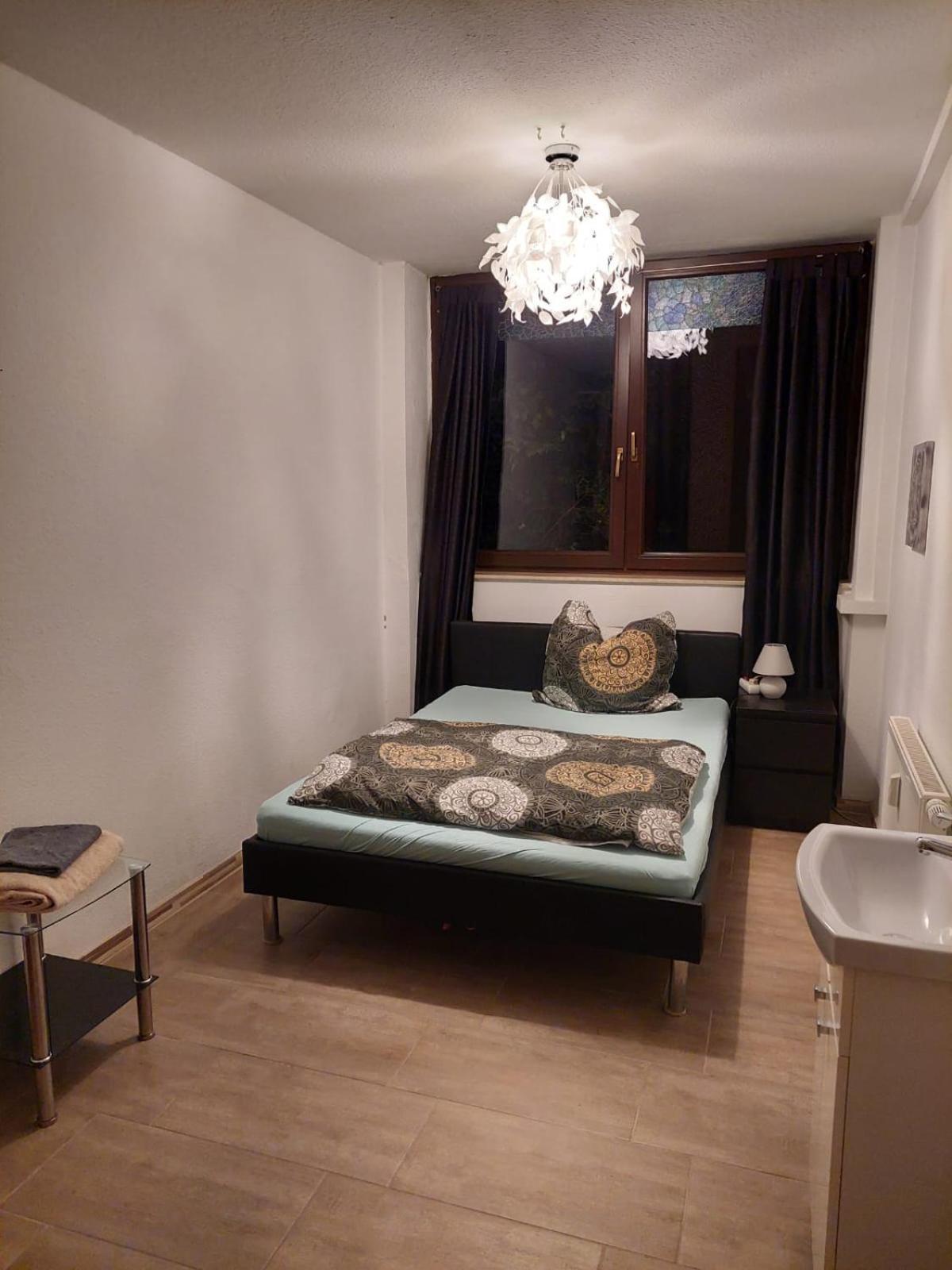 Halle, Top -Preise, 79 Qm Sd Fewo, Eg, Wahlweise Mit 1- 3 Dz, Tv Lounge, Kueche, Bad Wc Einfach Und Gut, Langzeitmieter Vb Preise Halle  Kültér fotó