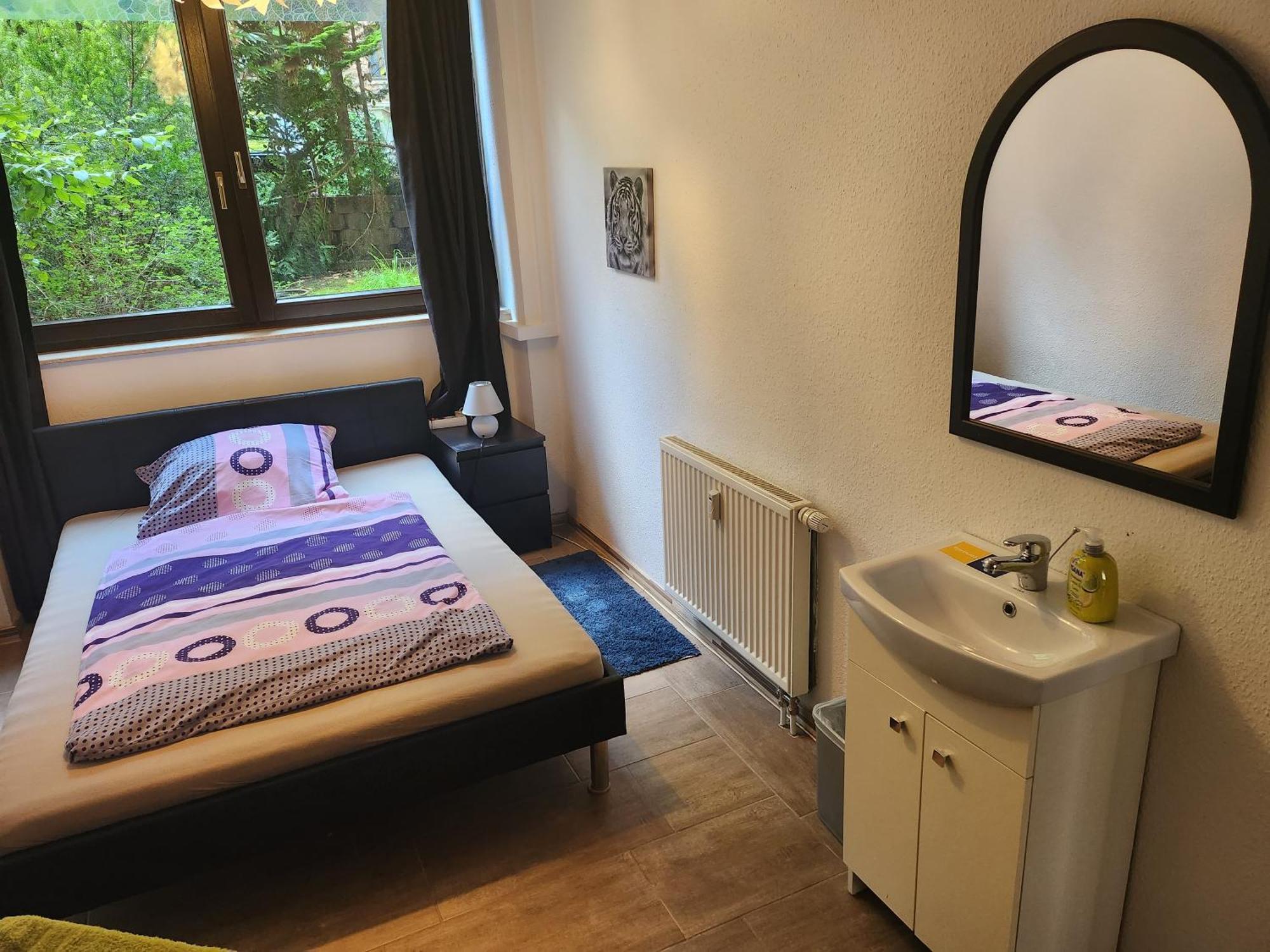 Halle, Top -Preise, 79 Qm Sd Fewo, Eg, Wahlweise Mit 1- 3 Dz, Tv Lounge, Kueche, Bad Wc Einfach Und Gut, Langzeitmieter Vb Preise Halle  Kültér fotó